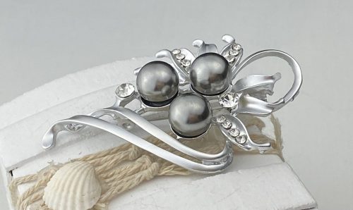 Ezüst színű, cirkónia kövekkel és gyöngyökkel díszített bross